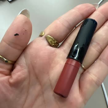 NARS Dolce Vita Lipstick Cap Flakes Off Black Particles During Use