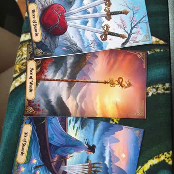 Yanlış Kesim Ve İnce Kağıt Nedeniyle Tarot Kartı Kullanılamaz