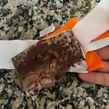 File Market’te Harras Bademli Çikolatasının Eksik Gramajı Ve Bozuk Şekli Şikayet Edildi