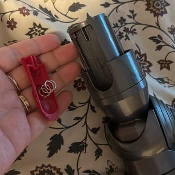 Kısa Sürede Kırılan Dyson Halı Başlığına Tamir Seçeneği Sunulmadı