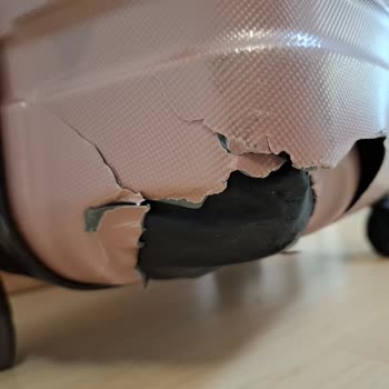 AJet beschädigte meinen Koffer und ich fordere jetzt eine Entschädigung