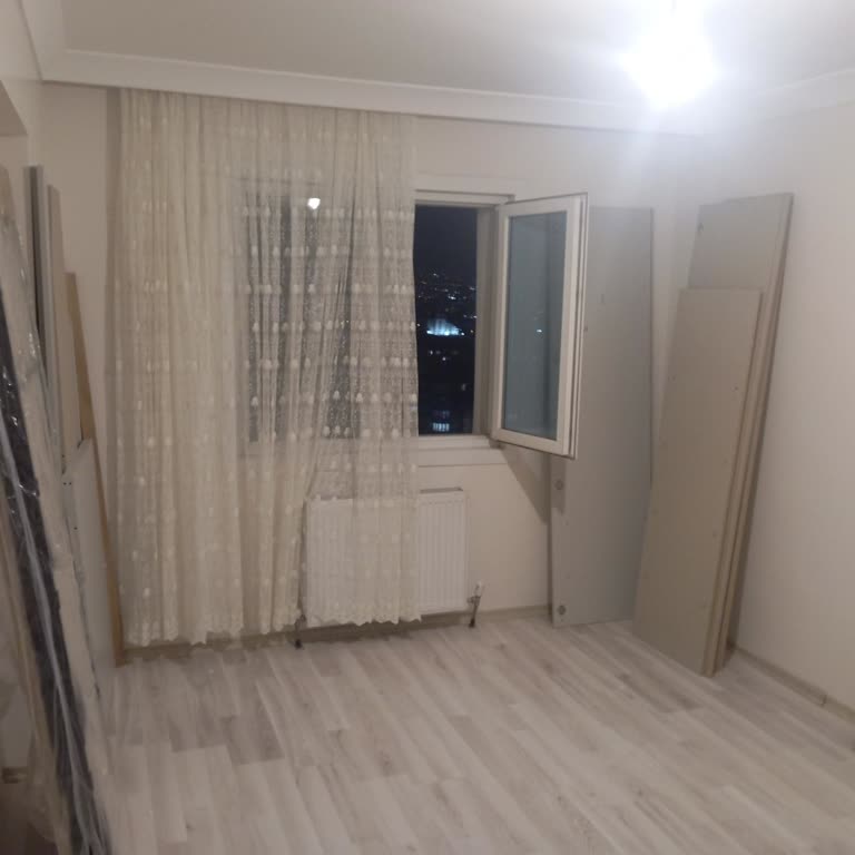 Kelebek Mobilya Ek Ücret Talebi Ve Bağırarak Teslimat Şikayeti