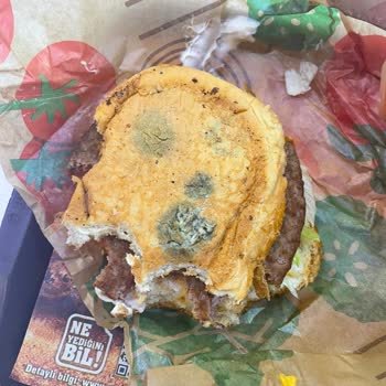 Denizli Teras Park AVM Burger King’de Küflü Ekmeğiyle Sağlık Riski