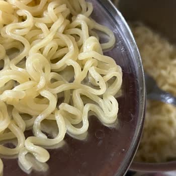 Şok Market Noodle'unda Böcek Benzeri Yabancı Madde Bulundu