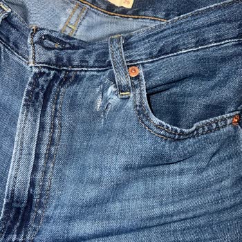 Levi’s Jean Pantolonunda Dikiş Yerlerinden Yırtık Ve Hızlı Bozulma