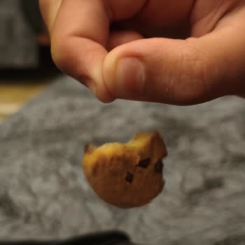 Bisküviden Gelen Uzun Beyaz Kıl Ve Çocuk Sağlığı Endişesi