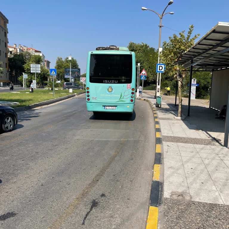 Bebek Arabası Kapıya Sıkıştı Şoförün Saygısız Tutumu