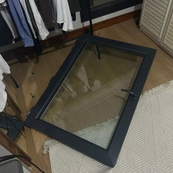 Ağır Cam Düşmesi Ve Kalitesiz Menteşeler Nedeniyle Can Güvenliği Tehlikeye Atıldı