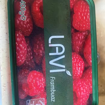 Ambalajda Frambuaz Yazıyor, İçinde Böğürtlen Var