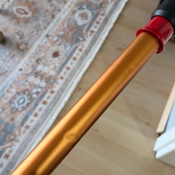 Defolu Dyson Süpürge: Çizik, Göçük Ve Tüy Çekmiyor, Müşteri Hizmetleri Sorunlu