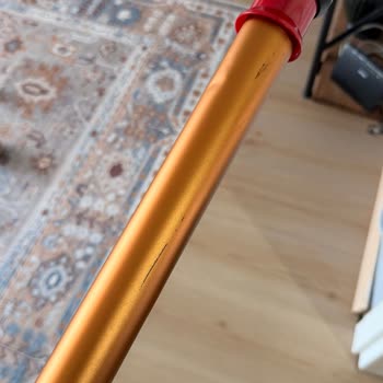 Defolu Dyson Süpürge: Çizik, Göçük Ve Tüy Çekmiyor, Müşteri Hizmetleri Sorunlu