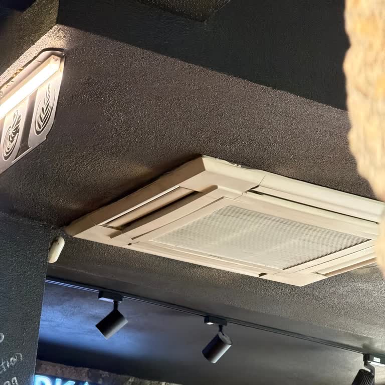Çeşme Kahve Dükkanındaki Mitsubishi Kliması Arızalı Ve Servis Yok