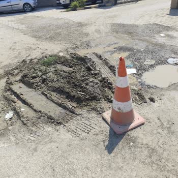 Hatay Arsuz’da Uzun Süredir Çukur Ve Çamur Yol Kullanımını Engelliyor