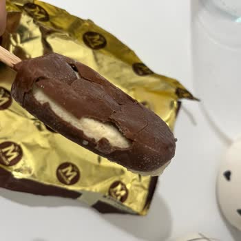Magnum Dondurmasında Çikolata Kaplaması Çatlamış Ve İç Kısmı Bozulmuş