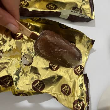 Magnum Dondurmasında Çikolata Kaplaması Çatlamış Ve İç Kısmı Bozulmuş