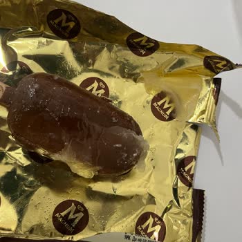 Magnum Dondurmasında Çikolata Kaplaması Çatlamış Ve İç Kısmı Bozulmuş