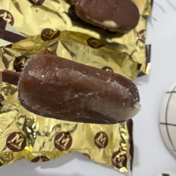 Magnum Dondurmasında Çikolata Kaplaması Çatlamış Ve İç Kısmı Bozulmuş