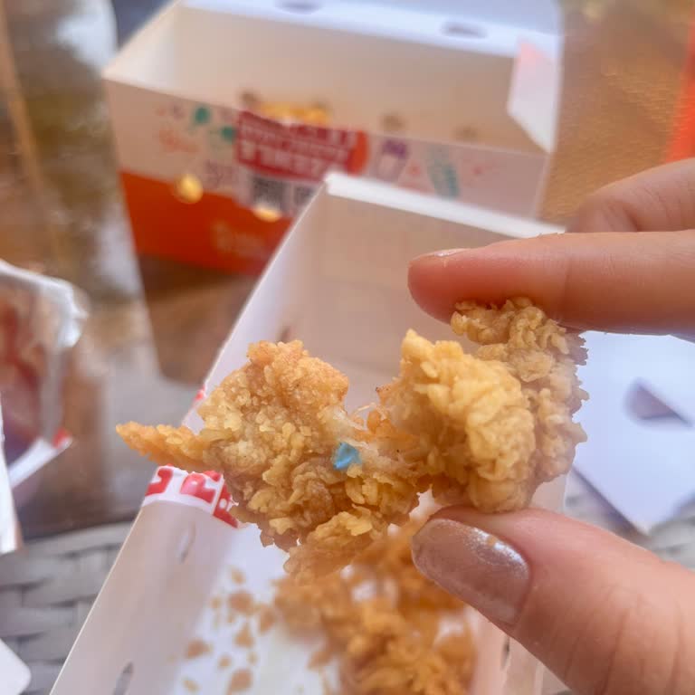 Popeyes Uşak Şubesinde Nugget Paketi İçinde Mavi Plastik Parça Bulundu