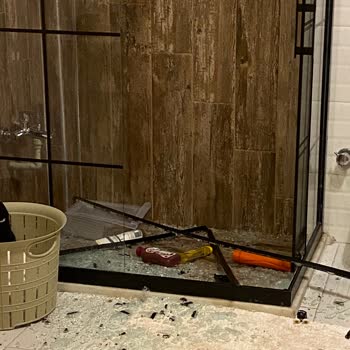 Villa Sepeti'nde Patlayan Duşakabinin Camı Çocuğumuza Ağır Yaralanma Getirdi Ve Destek Sunmadı