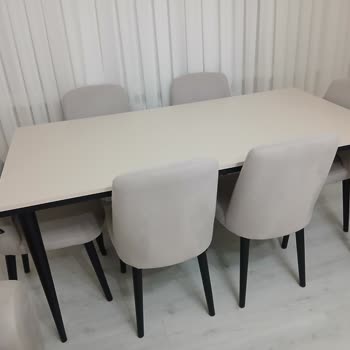 Eksik Vida Nedeniyle Sallanan Yemek Masası