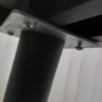 Eksik Vida Nedeniyle Sallanan Yemek Masası