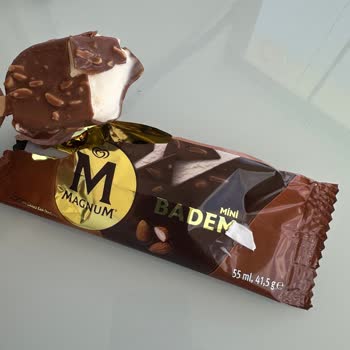 Algida Magnum Mini Badem Dondurmasında Plastik Parça Bulundu