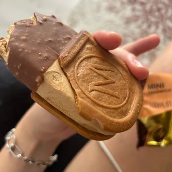 Magnum Mini Sandwich Paketinde Kırık Bisküvi Ve Eksik Parçalar