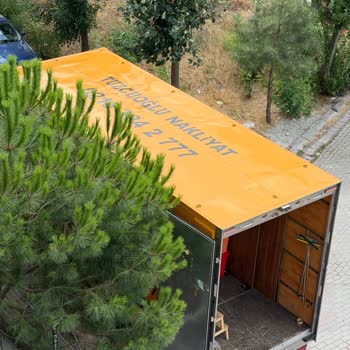 Beylikdüzü'nde Otopark Girişini Engelleyen Ve Hakaret Eden Nakliyat Şirketi