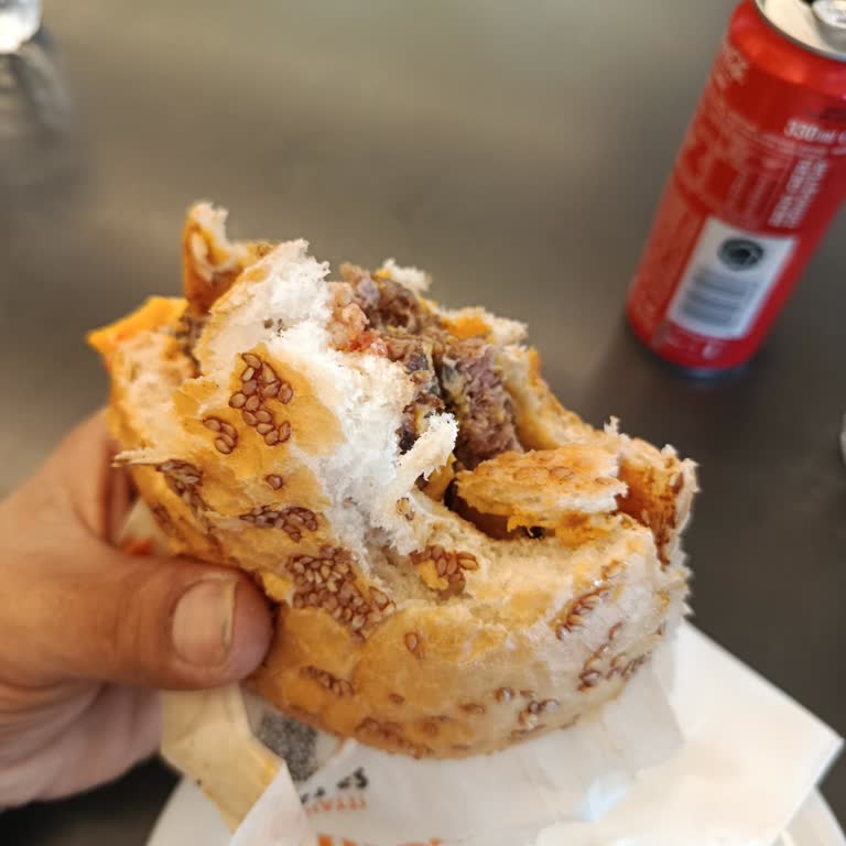 Bayat Hamburger Ekmeği Ve Personelin Duyarsız Tutumu
