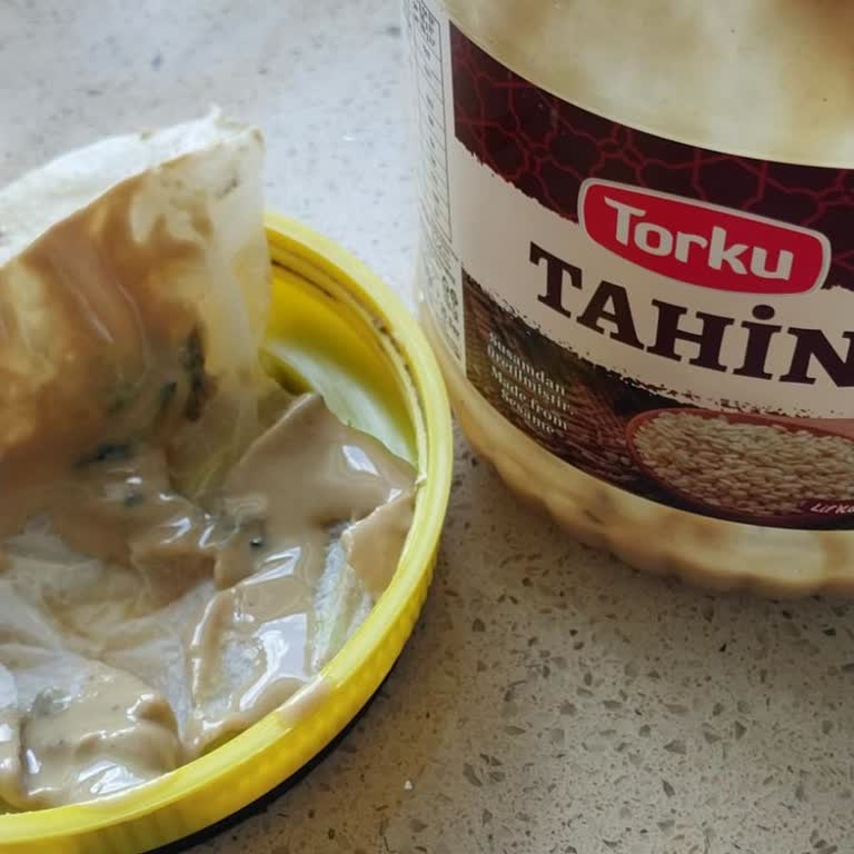 Torku Tahin Kavanozunda Kapak Altında Siyah Ve Ağır Kokulu Yabancı Madde