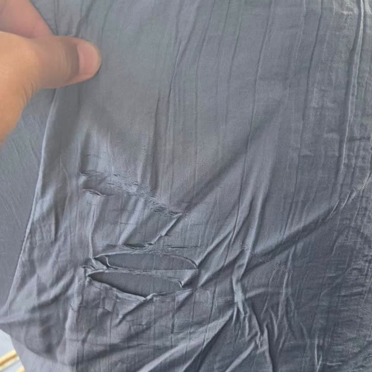 Heqa Markasının Rüzgarlıklı Elbisesinde İlk Yıkamada Kumaş Ayrıldı