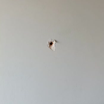 Kumtel Yetkili Servis Duvara Delik Açtı, Zararı Karşılamayı Reddetti
