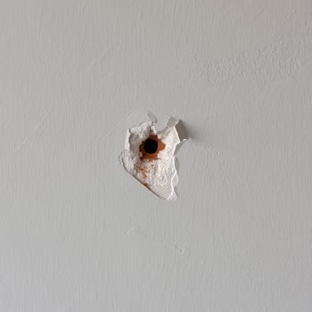 Kumtel Yetkili Servis Duvara Delik Açtı, Zararı Karşılamayı Reddetti