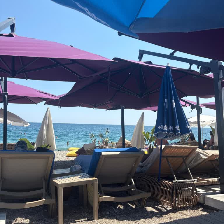 Barcelona Beach Club'ta Garsonun Alaycı Tavrı Ve Müşterileri Suçlaması