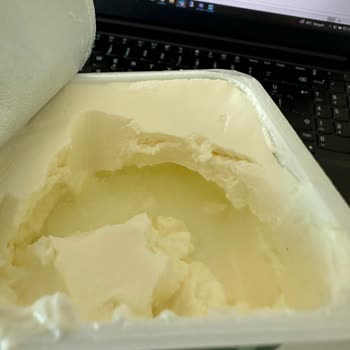 Labne Ürünün Boş Ve Sıvı Kısmı Güvenimi Sarsıyor