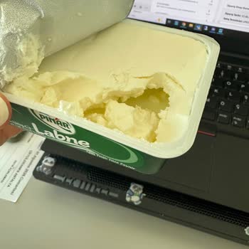Labne Ürünün Boş Ve Sıvı Kısmı Güvenimi Sarsıyor