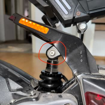 Onvo Rx4 Elektrikli Scooter’da Sürekli Amortisör Vidalarının Gevşemesi Ve Sözleşmeden Dönme Talebi