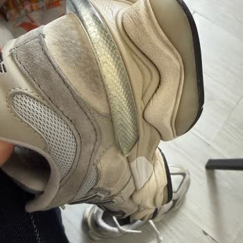 New Balance Ayakkabıda Üretim Hatası: Kısa Sürede Yırtılma Ve Renk Değişimi