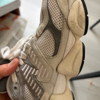 New Balance Ayakkabıda Üretim Hatası: Kısa Sürede Yırtılma Ve Renk Değişimi