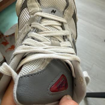 New Balance Ayakkabıda Üretim Hatası: Kısa Sürede Yırtılma Ve Renk Değişimi