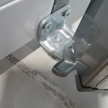 Siemens Buzdolabı Kapak Yumuşak Kapanma Mekanizması Arızalı, Servis Kullanıcıyı Suçluyor