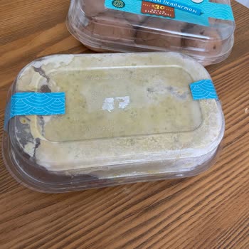 Erimiş Ve Tekrar Dondurulmuş Boz Antep Fıstıklı Dondurmanın Teslimatı