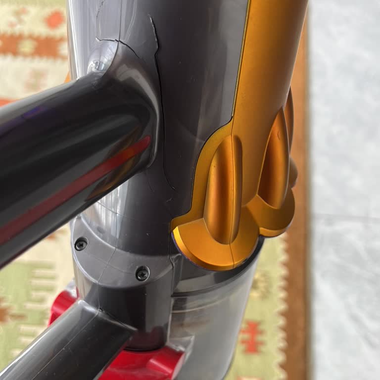 Ayıplı Mal Kapsamında Dyson Süpürge Gövde Çatlağına Ücretsiz Onarım Talebi