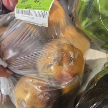 Migros Manav Reyonunda Küflü Ve Bozulmuş Meyvelerin Satışı Tüketici Sağlığını Tehlikeye Atıyor
