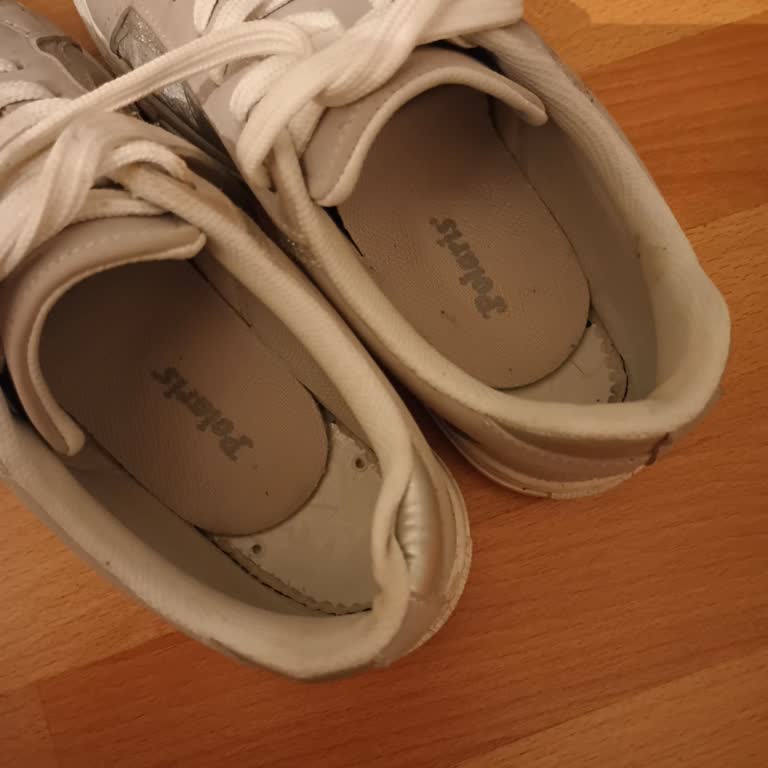 Polaris Kadın Sneaker'da Yapışkan Sorunu Ve Ücret İadesi