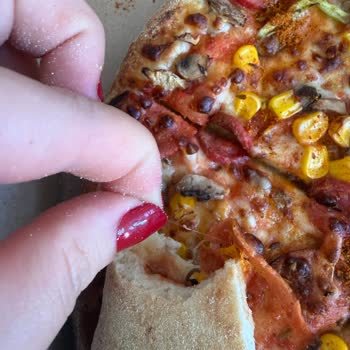 Pizza İçinden Kıl Çıktı: Hijyen Sorunu Ve Geri Dönüş Yok
