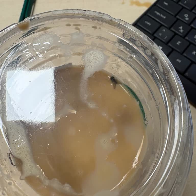 Starbucks Karşıyaka Şubesinde İçecekte Sinek Görüldü