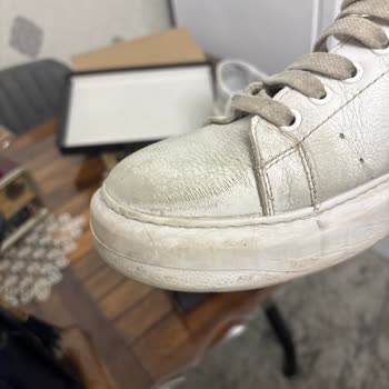 Parlak Deri Ayakkabının Beş Ayda Üretim Hatası Yıpranması Ve Mağazadaki Çelişkili Açıklamalar