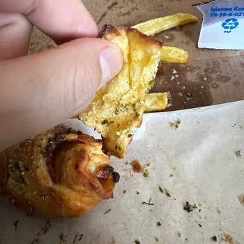 Domino’s Roll'ün İçinden Plastik Çuval Parçası Çıktı, Hijyen Endişesi