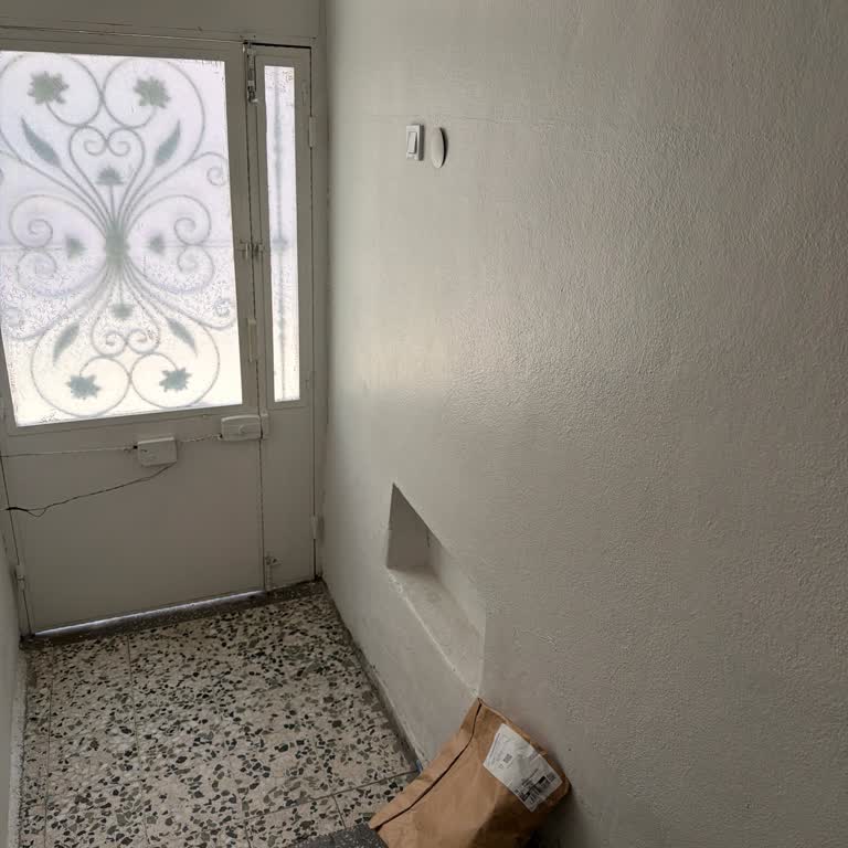 Kuryenin Paketi Merdivenden Atması Ve Kapı Camını Çatlatması